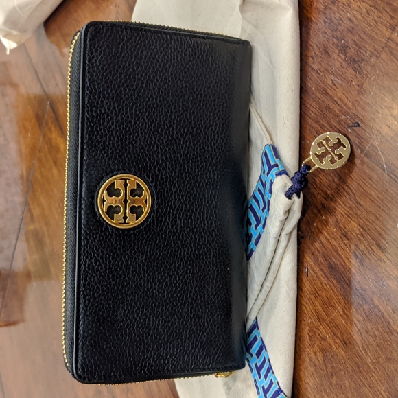 Tory Burch Handbags - TORY BURCH CARSON ZIP CONTINENTAL LEATHER WALLET + DUST & GIFT BAG NWT ❤️